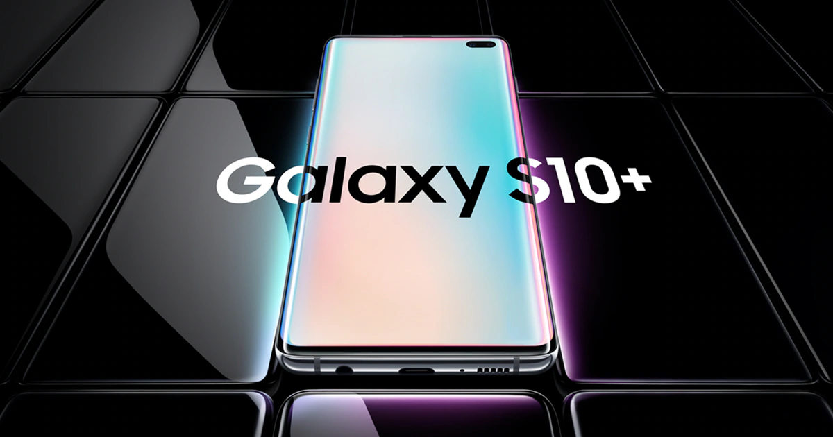 Sleek and modern: the Samsung Galaxy S10 shines with its edge-to-edge display on a mosaic of reflective tiles.